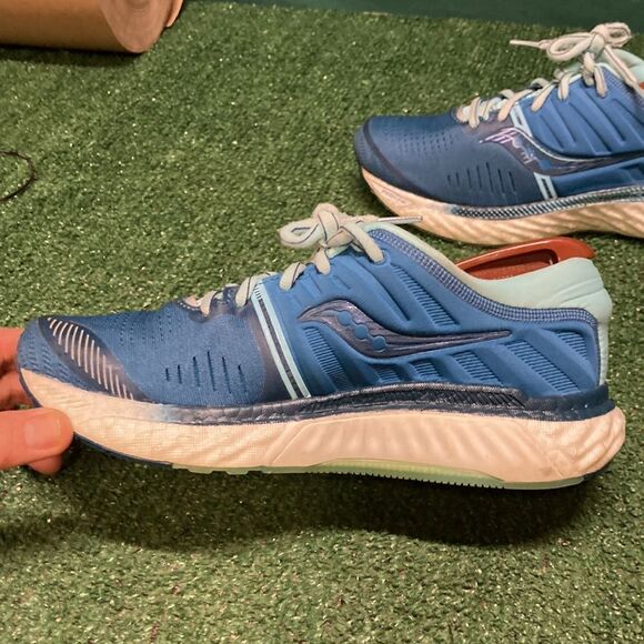 Saucony Hurricane 22 running shoes women’s size 8 wide (OKPM-12-006) - Picture 4 of 13